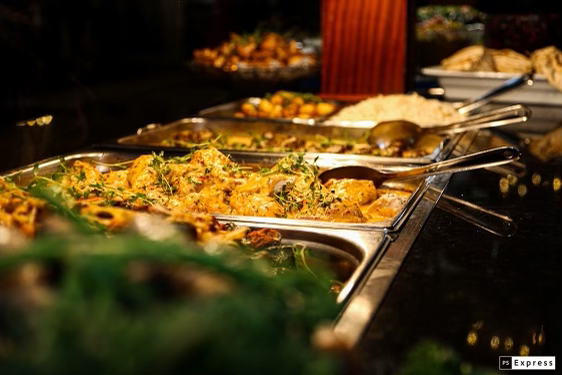 Grupp som äter lunch